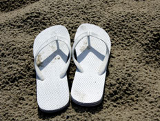 נעלי אצבע פליפ פלופ לבנות מרופטות על חול ים (צילום: SXC, SXC1)